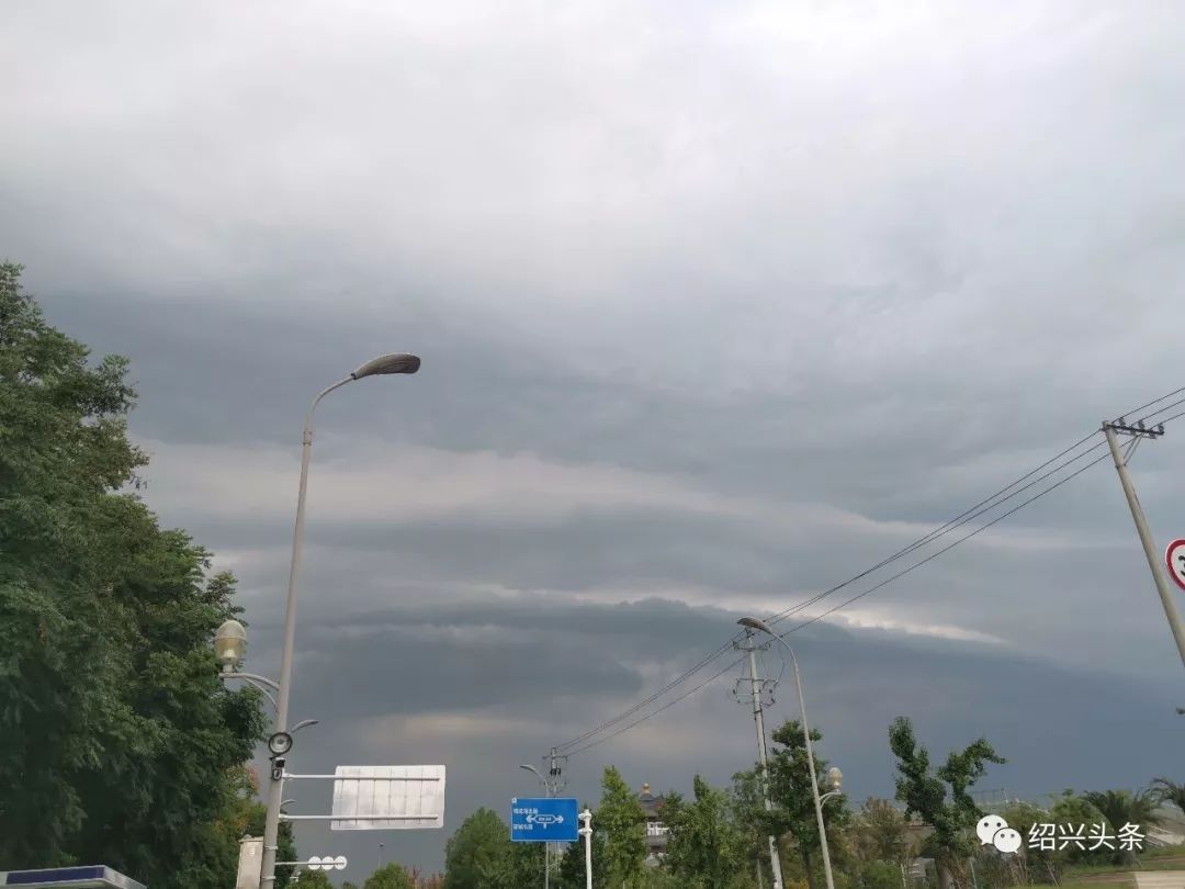 绍兴下冰雹了昨天一阵妖风乌云压境下市区暴雨狂风商场被淹小区看海车