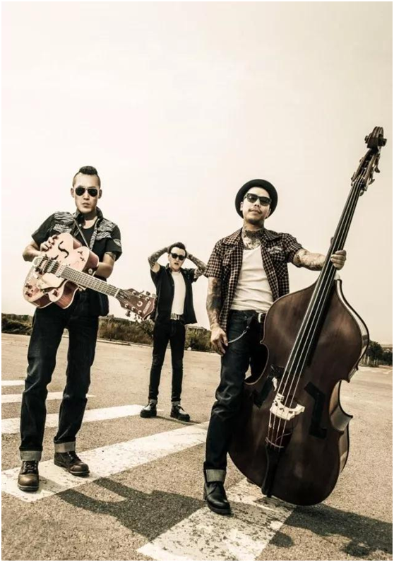 如果说50年代经典造型是旋转保龄乐队给人的第一印象,那么,double