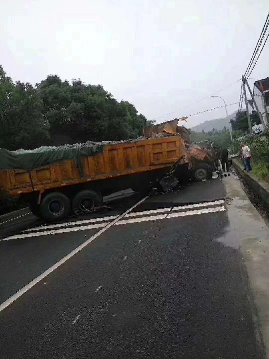 柯桥平水绍甘线维多利亚小区附近发生公交车与货车相撞的交通事故