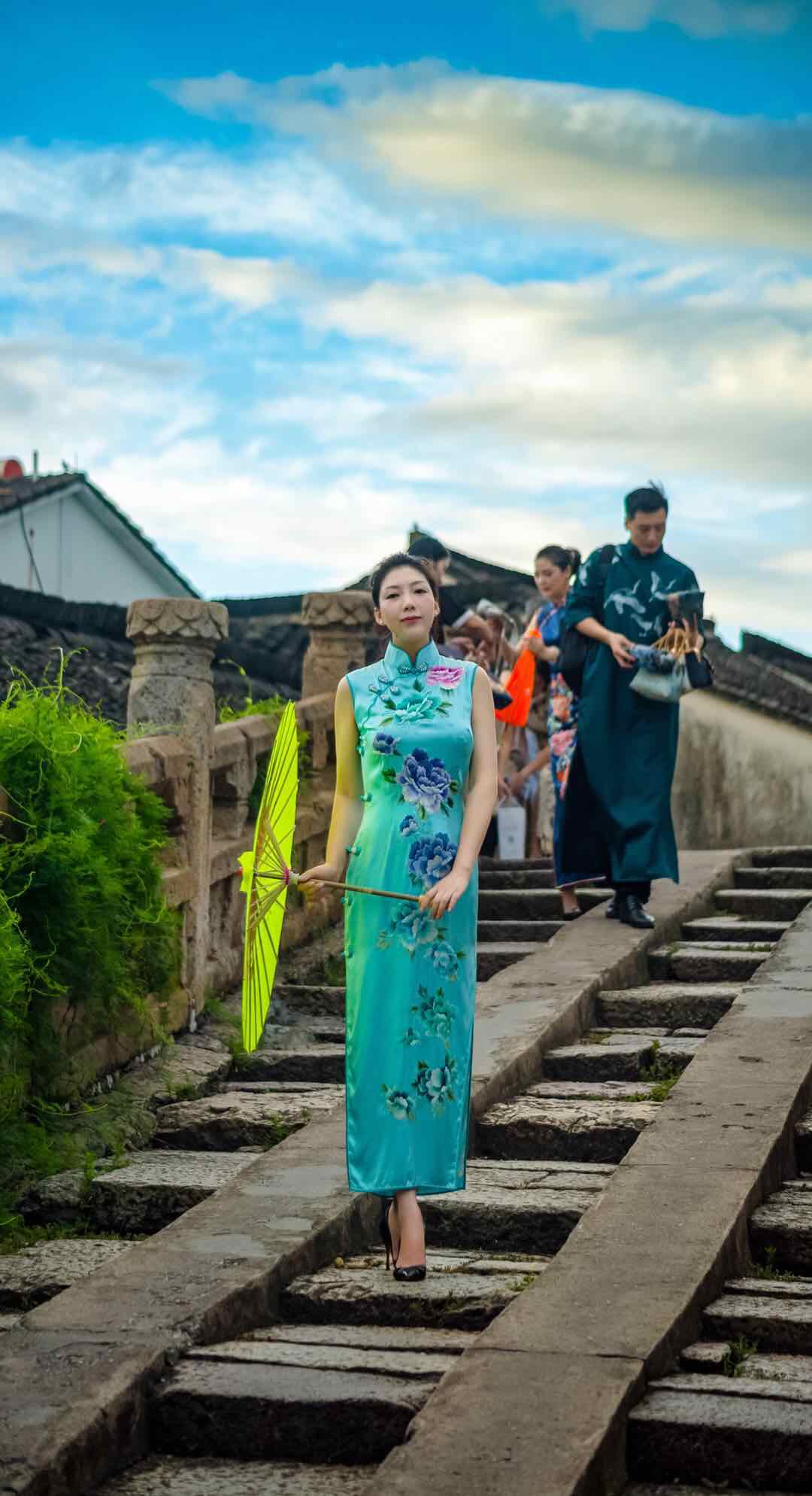 头条画面唯美八字桥边伊人红妆待风来