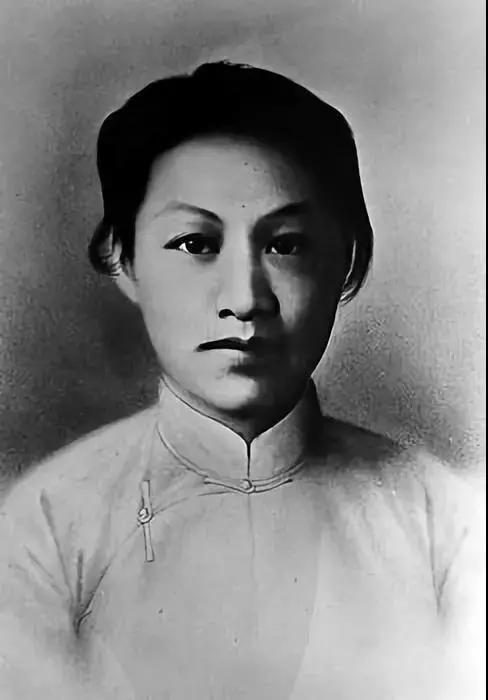 今天我们一起致敬英烈