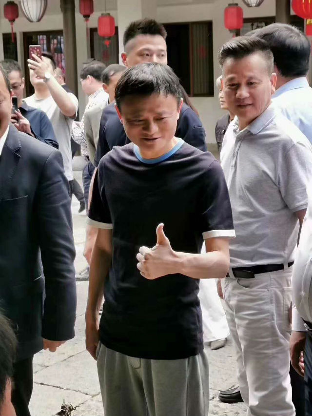 昨天下午马云来到绍兴在东浦黄酒小镇品黄酒吃棒冰坐乌篷
