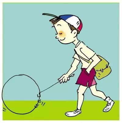 滚铁环盛行于上世纪六七十年代,玩家常手捏顶头是"u"字形的铁棍或铁丝